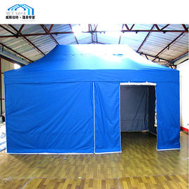 A barraca de dobramento imediata personalizada azul, feira profissional impermeável estala acima barracas
